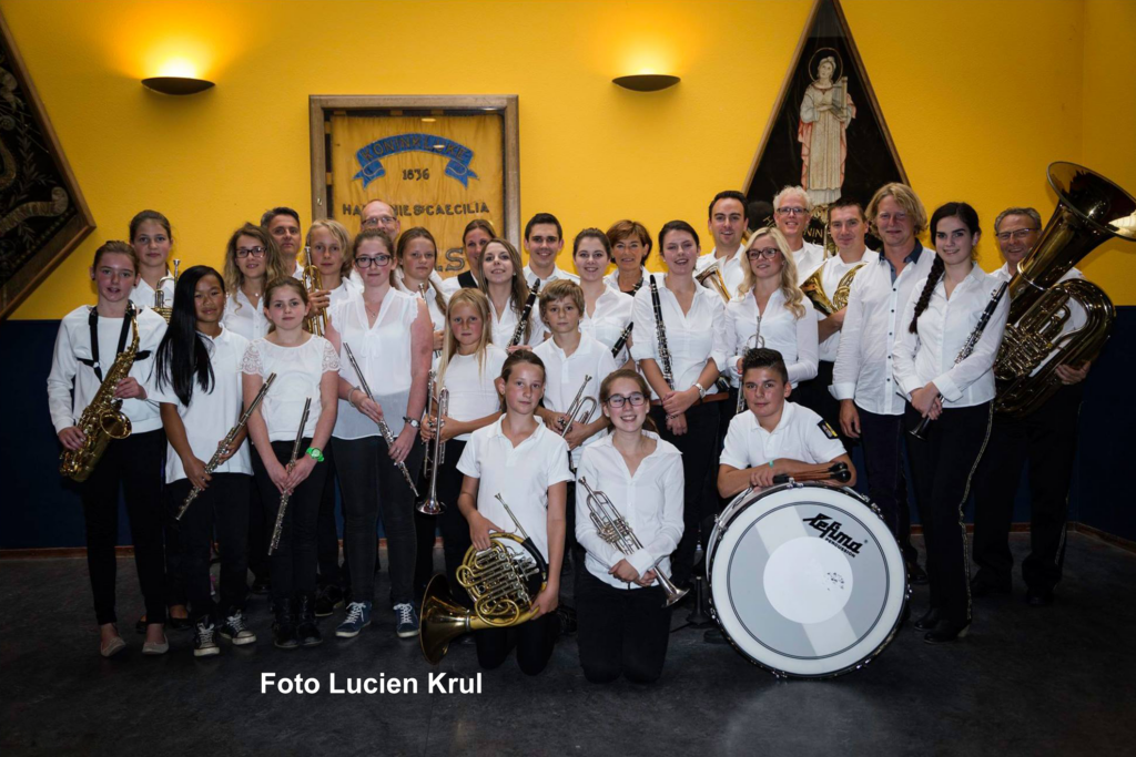 Jeugdharmonie met verschillende muziekinstrumenten