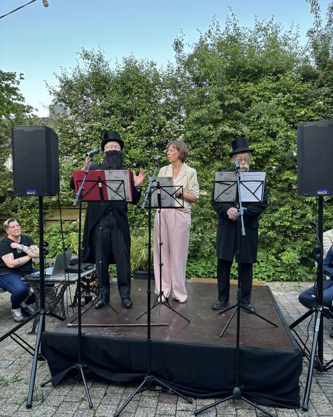 President Ellen von Wintersdorff met twee als oprichters verklede leden