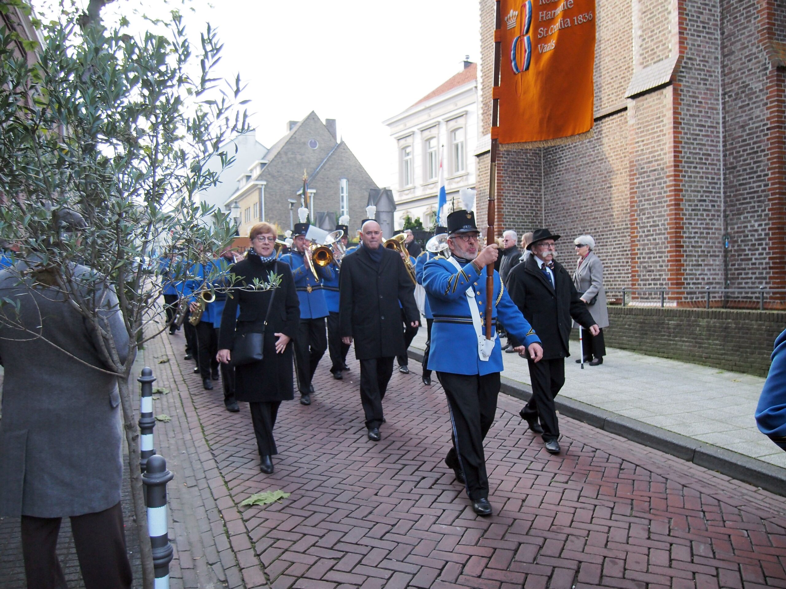 De harmonie bij de kerk tijdens het Ceciliafeest van 2019