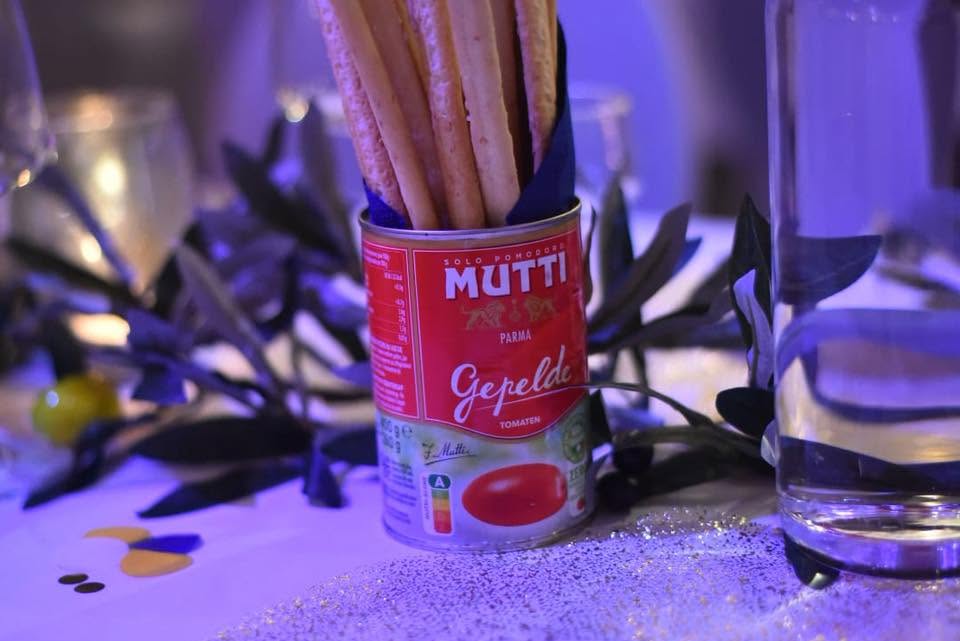 Broodstengels en olijftakken als mediterrane tafeldecoratie