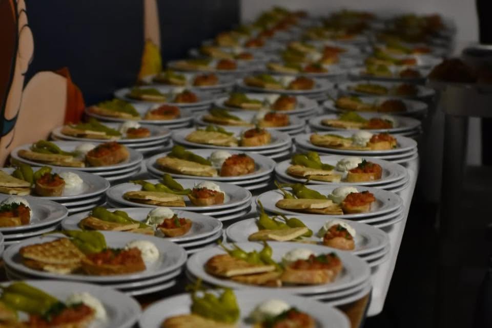 Rijen borden met tapas staan klaar om te worden uitgeserveerd
