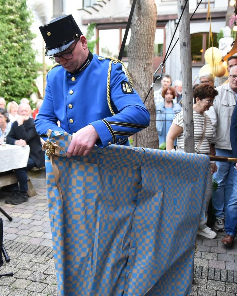 Het nieuwe vaandel van de harmonie wordt getoond