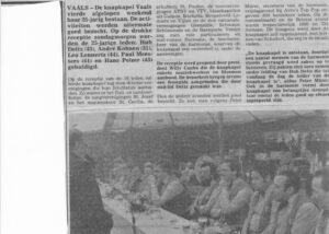 Krantenknipsel met receptiefoto van het 25-jarig jubileum van de Knapkapel in 1979
