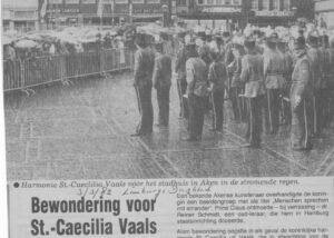 Origineel krantenknipsel: Doorspelen in regen en hagel – koninklijk bezoek aan Aken in 1982