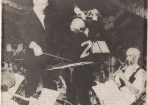 Origineel krantenknipsel: Carnavalsconcert 1998 – drie dirigenten en een vol Grensülle-paviljoen
