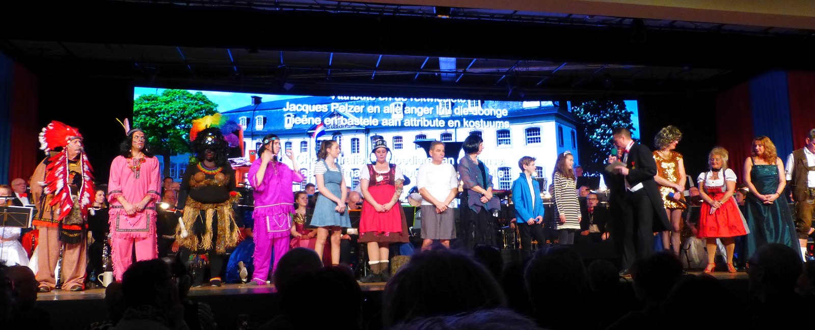 Carnvalsrevue Woa Voelser Jonge — archiefbeeld 3