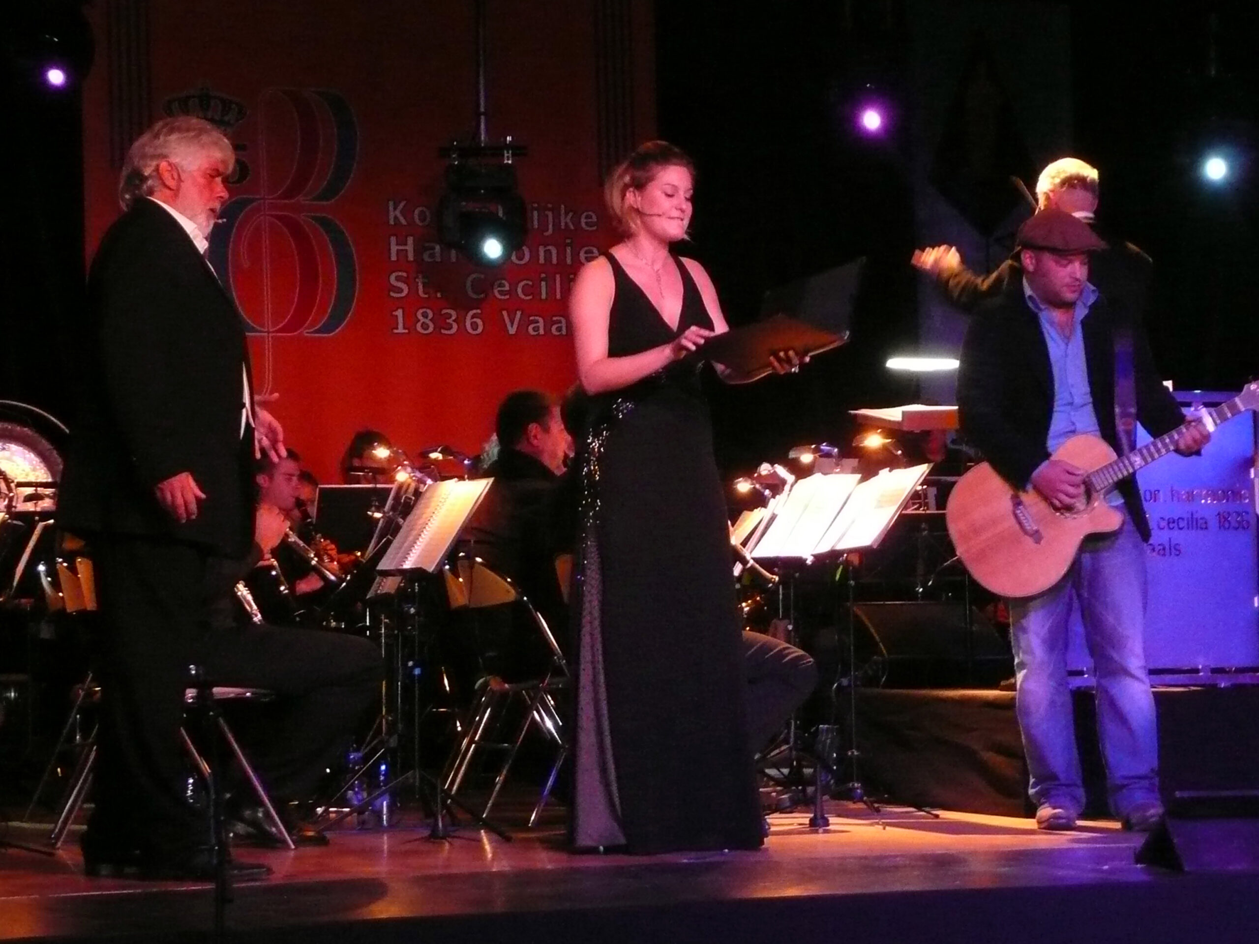 Een gezamenlijk muzikaal moment uit de voorstelling.