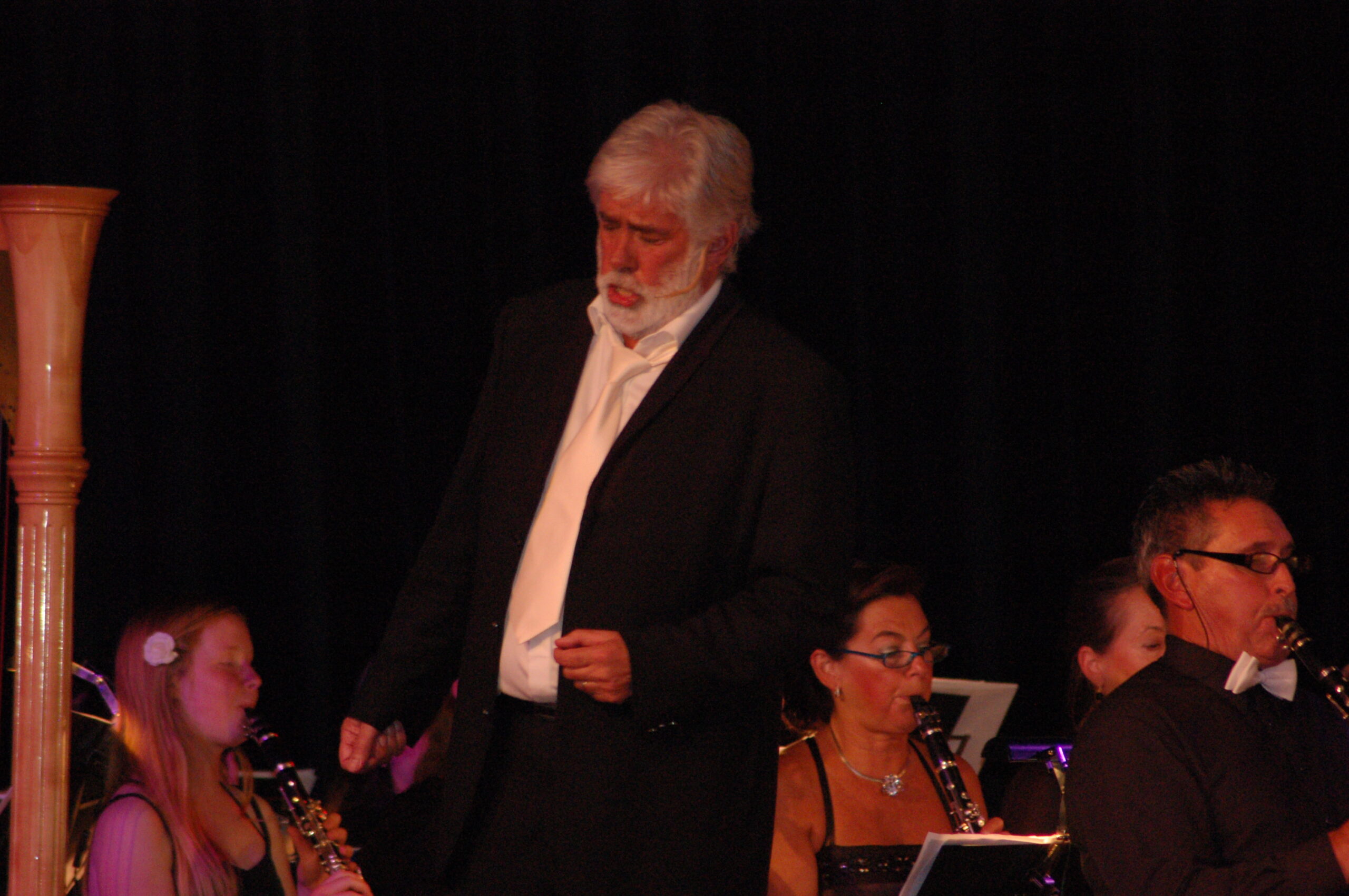 Zang en harmonieorkest samen op het podium.