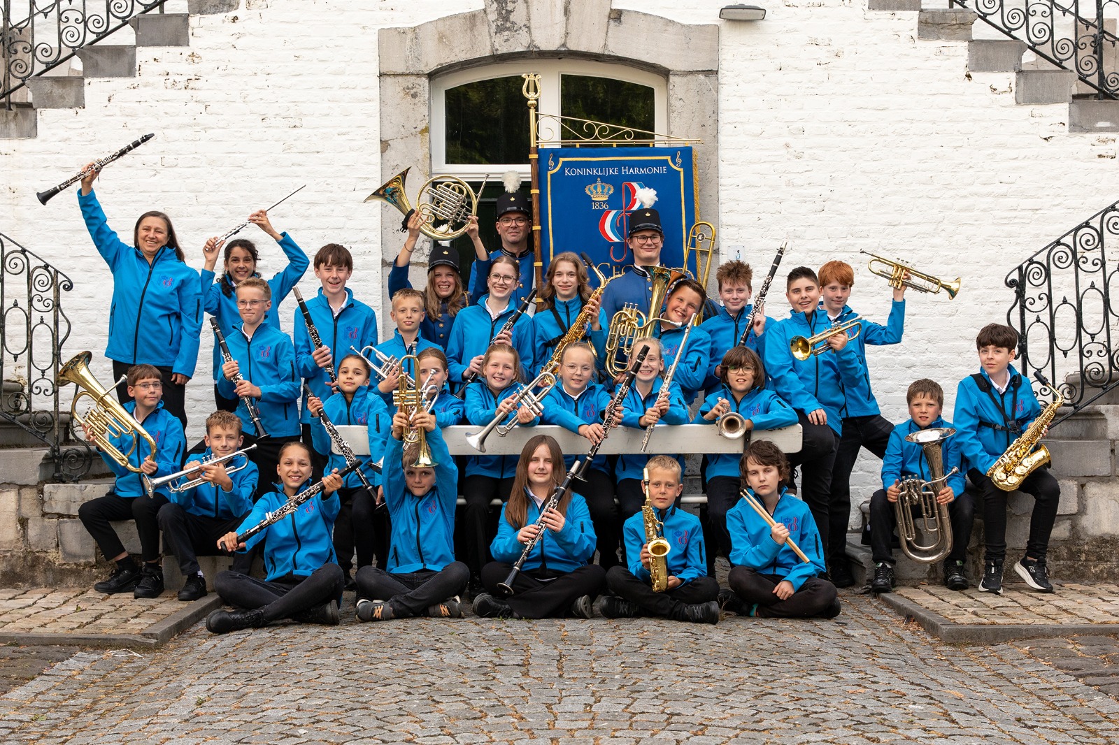 De jeugdharmonie met hun instrumenten in 2026.