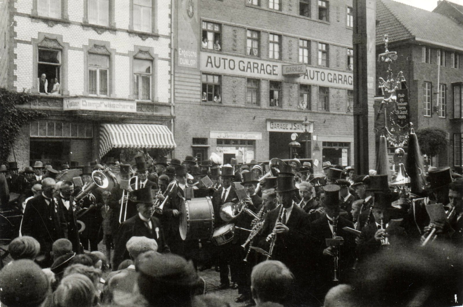 De harmonie tijdens een aubade in 1935. Verenigingsarchief.